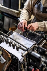 savoir faire artisanat français détail mains