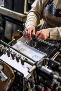 savoir faire artisanat français détail mains