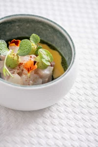 reportage culinaire jeune chef lumiere naturelle vue plongee