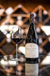 verre de vin et bouteille posée sur miroir pour caviste